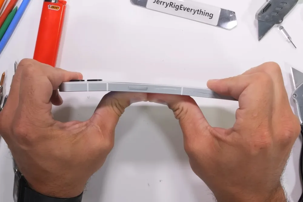 Nothing Phone (2) JerryRigEverything bend