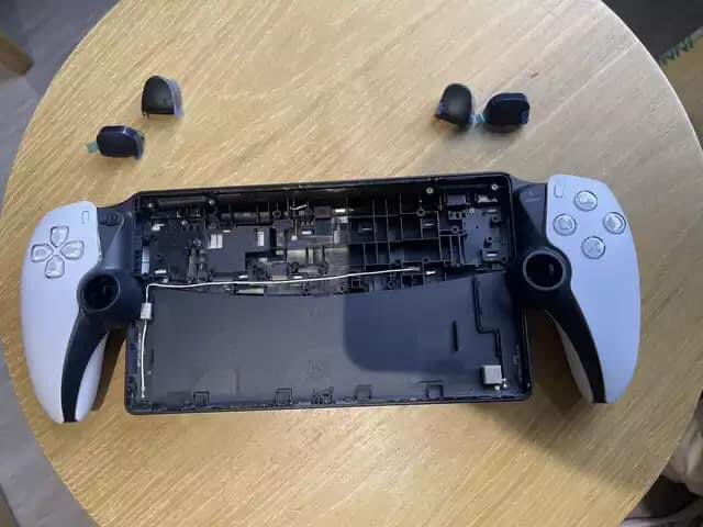 PlayStation Portal Teardown Video Reveals Underpowered Chip, Bad  Repairability and More