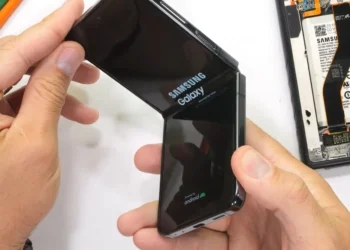 Samsung Galaxy Z Flip5 JerryRigEverything