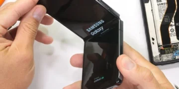 Samsung Galaxy Z Flip5 JerryRigEverything