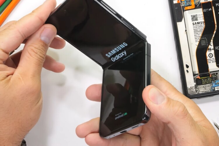 Samsung Galaxy Z Flip5 JerryRigEverything