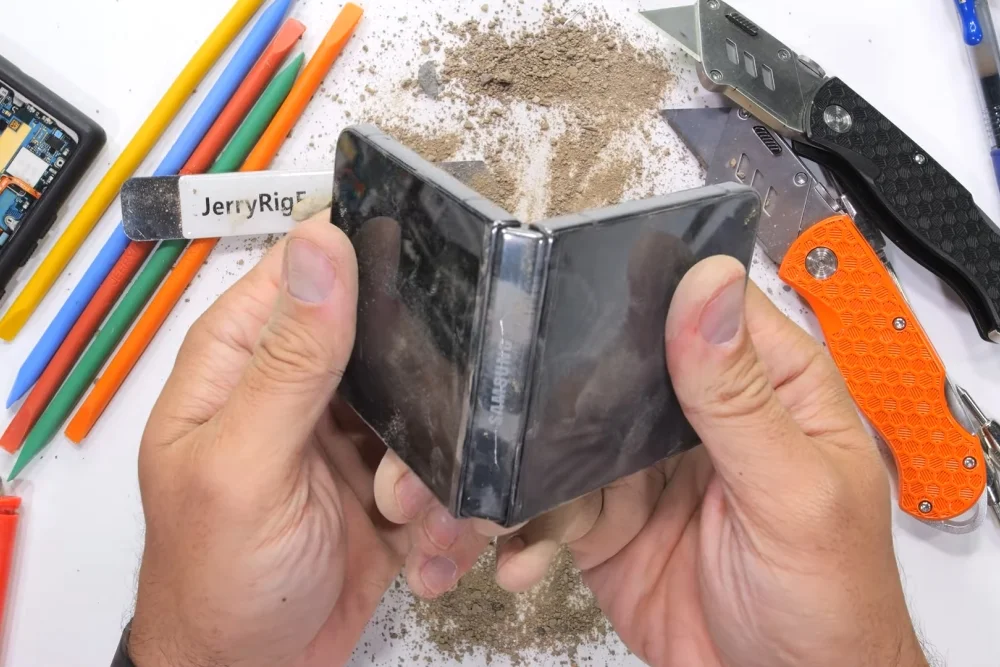 Samsung Galaxy Z Flip5 JerryRigEverything dirt