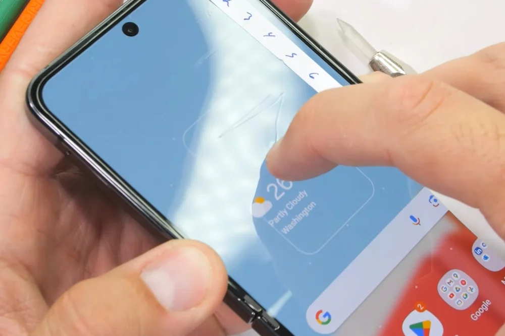 Samsung Galaxy Z Flip5 JerryRigEverything fingernail