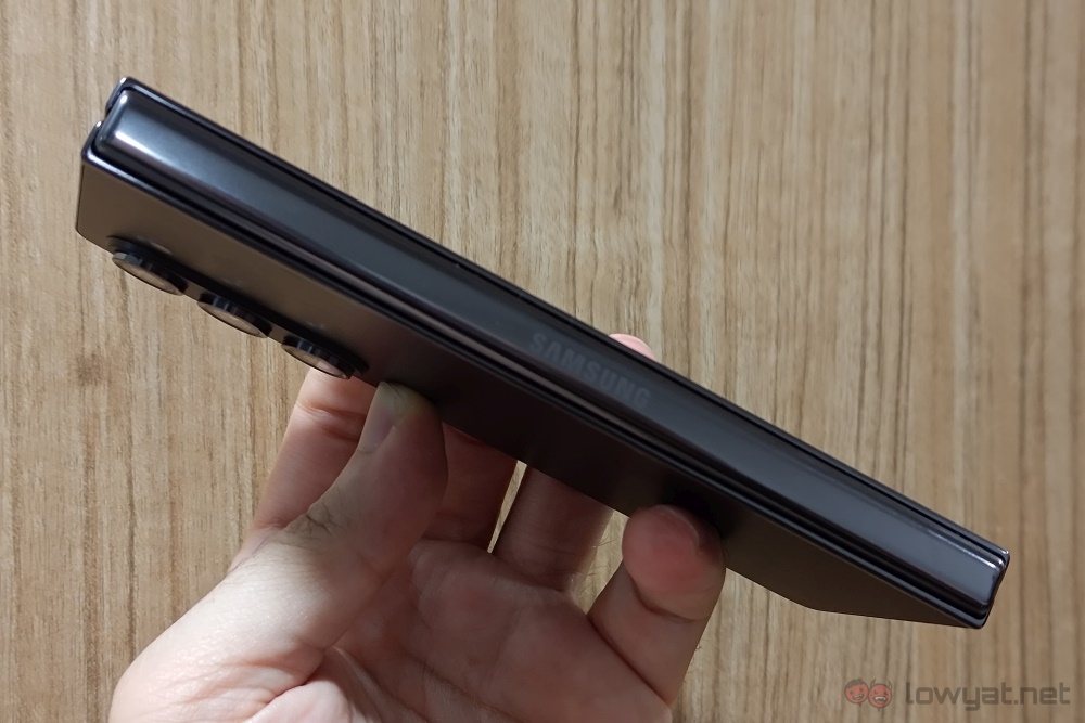 Samsung Galaxy Z Fold5 folded side