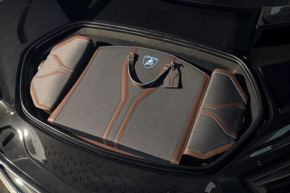 lamborghini Lanzador bonnet space