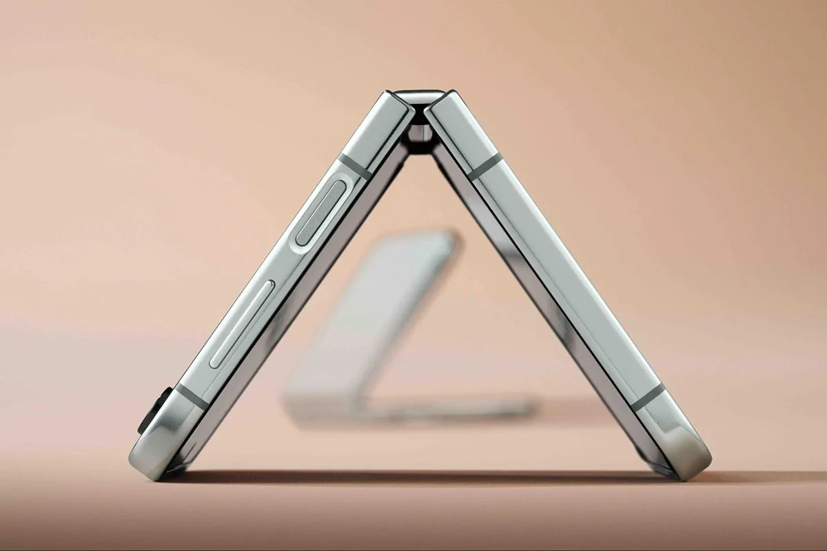 Samsung Galaxy Z Flip5 Unfolding
