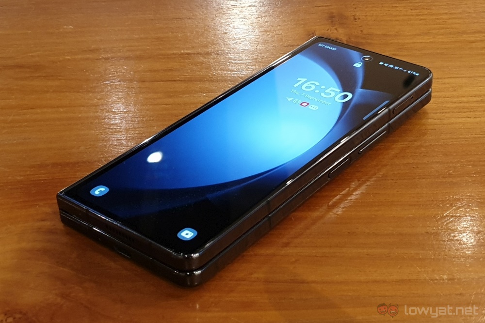Samsung Galaxy Z Fold5 front table
