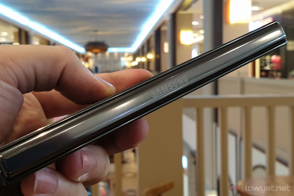 Samsung Galaxy Z Fold5 hinge outside