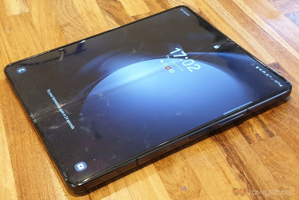 Samsung Galaxy Z Fold5 unfold table