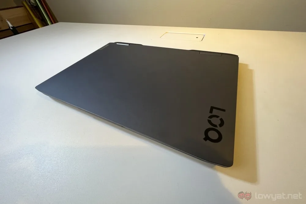 Lenovo LOQ 15IRH8 lid 2