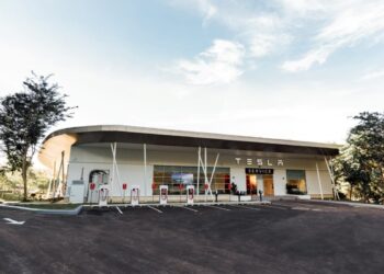 Tesla launch first service centre premium connectivity