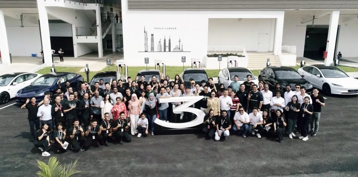 Tesla launch first service centre premium connectivity
