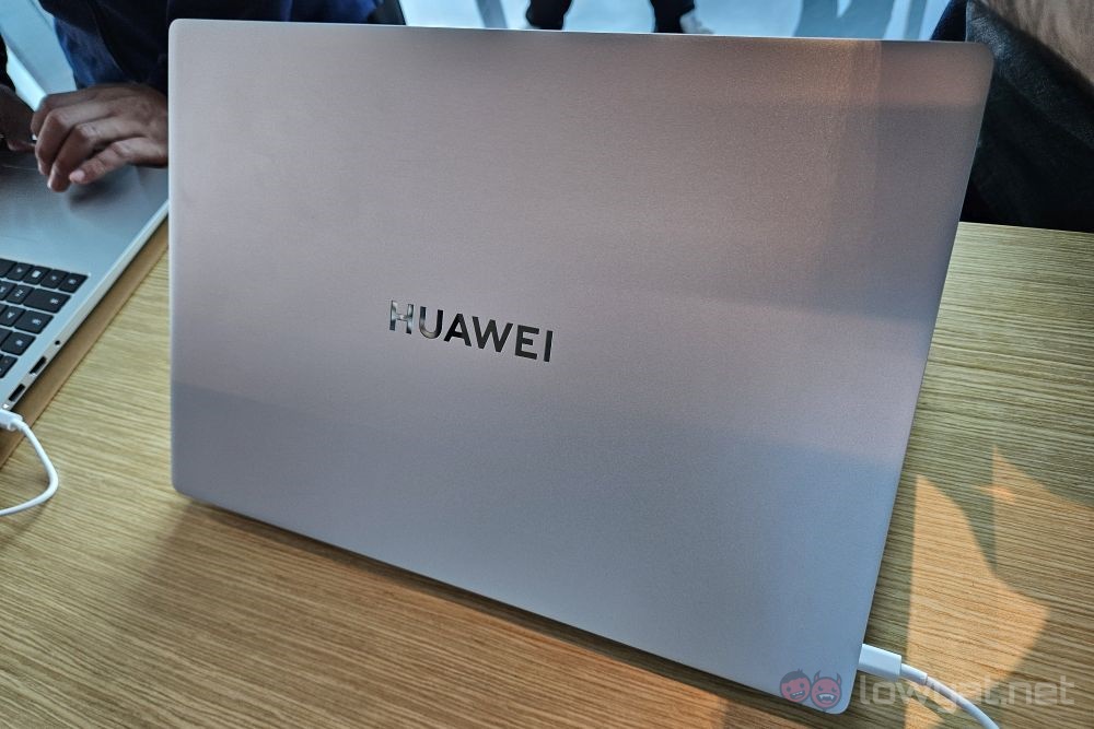 Huawei MateBook D 16 back