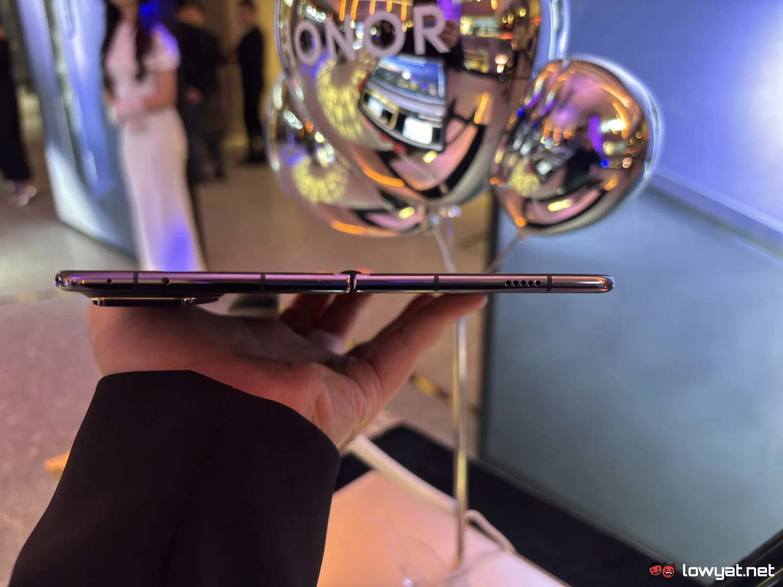 honor magic v2