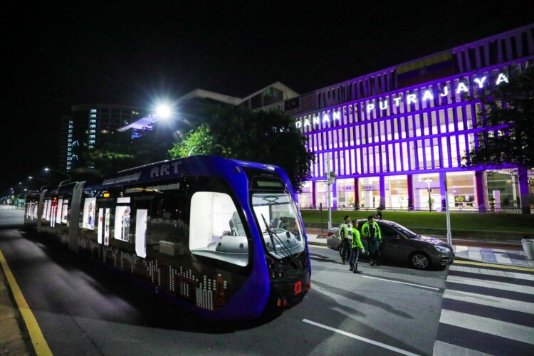 putrajaya art trackless tram