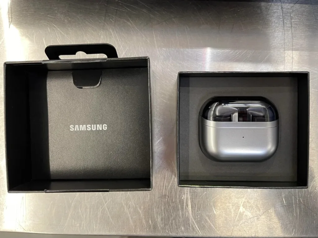 Samsung Galaxy Buds3 Pro retail box open
