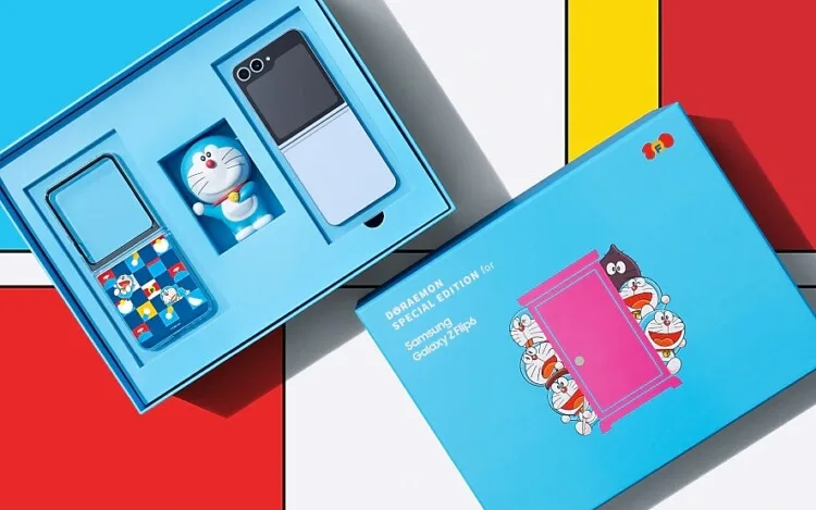 Samsung Galaxy Z Flip6 Doraemon Special Edition box open