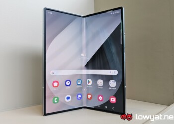 Samsung Galaxy Z Fold6 half folded