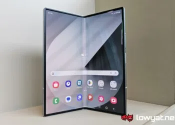 Samsung Galaxy Z Fold6 half folded