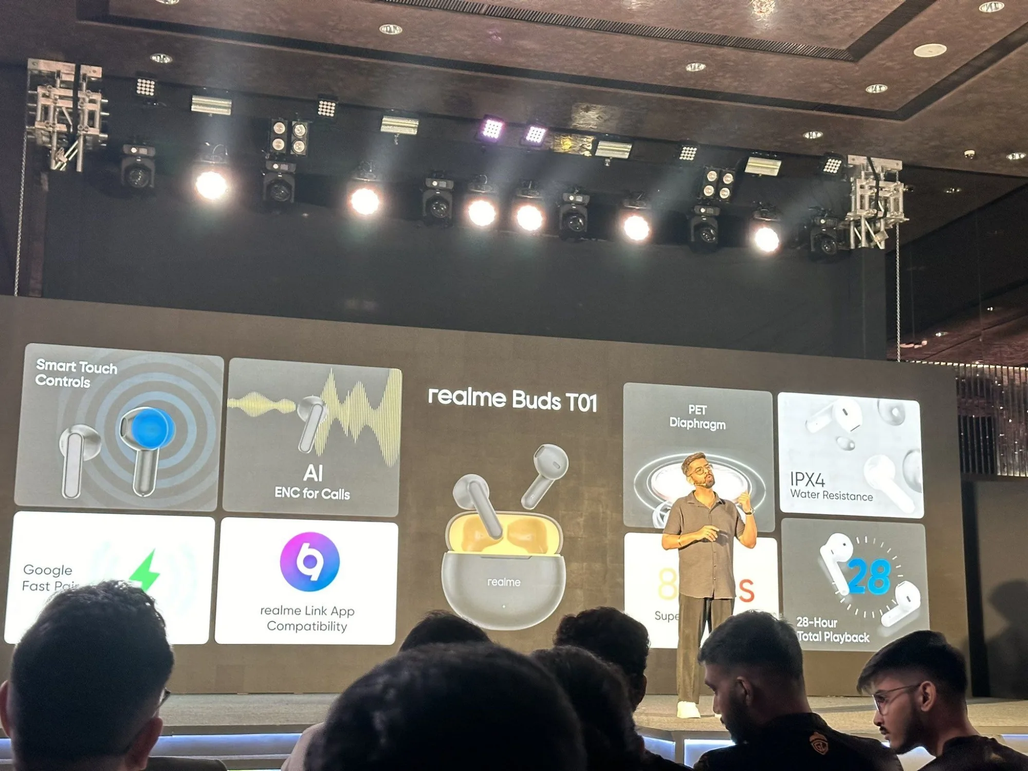 NEW-Realme-T01-Buds