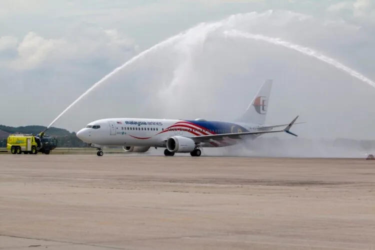 Malaysia Airlines 737-8