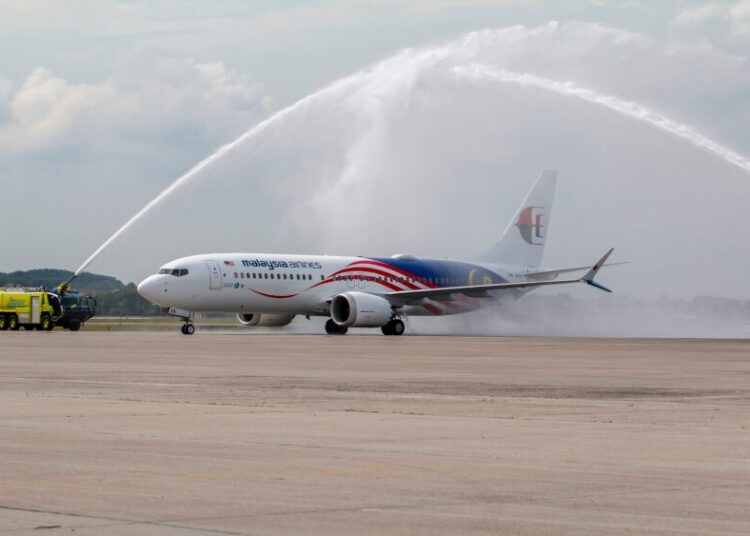 Malaysia Airlines 737-8