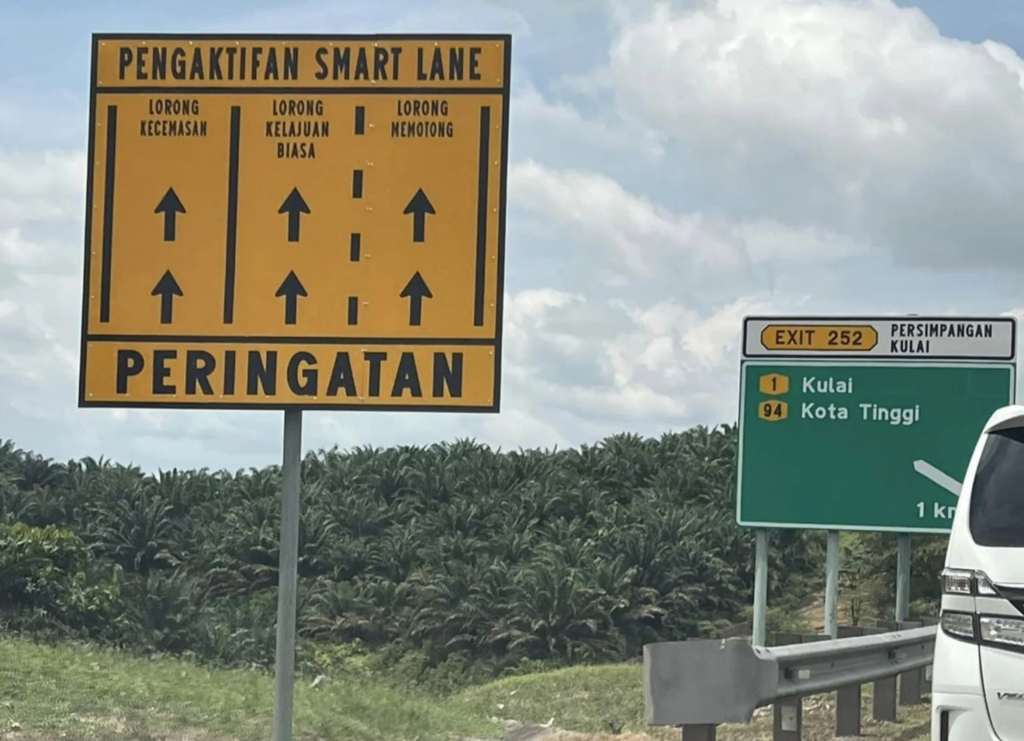 Signage indicating that the smartlane is activated in PLUS highway