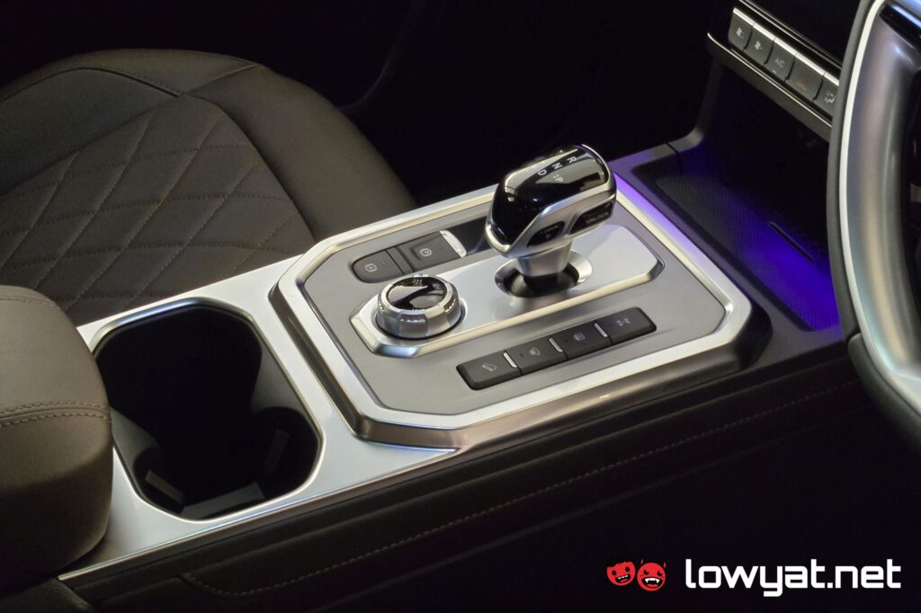 JAC T9 interior