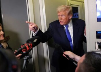 Trump-Air-Force-One-press-shot-1