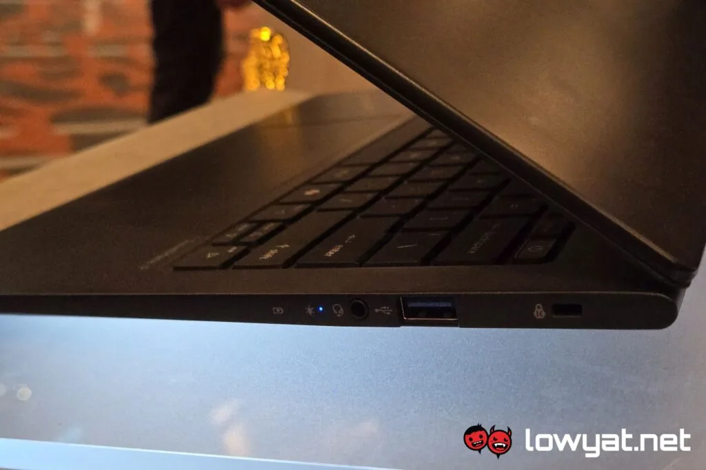 Acer TravelMate P6 14 AI right ports