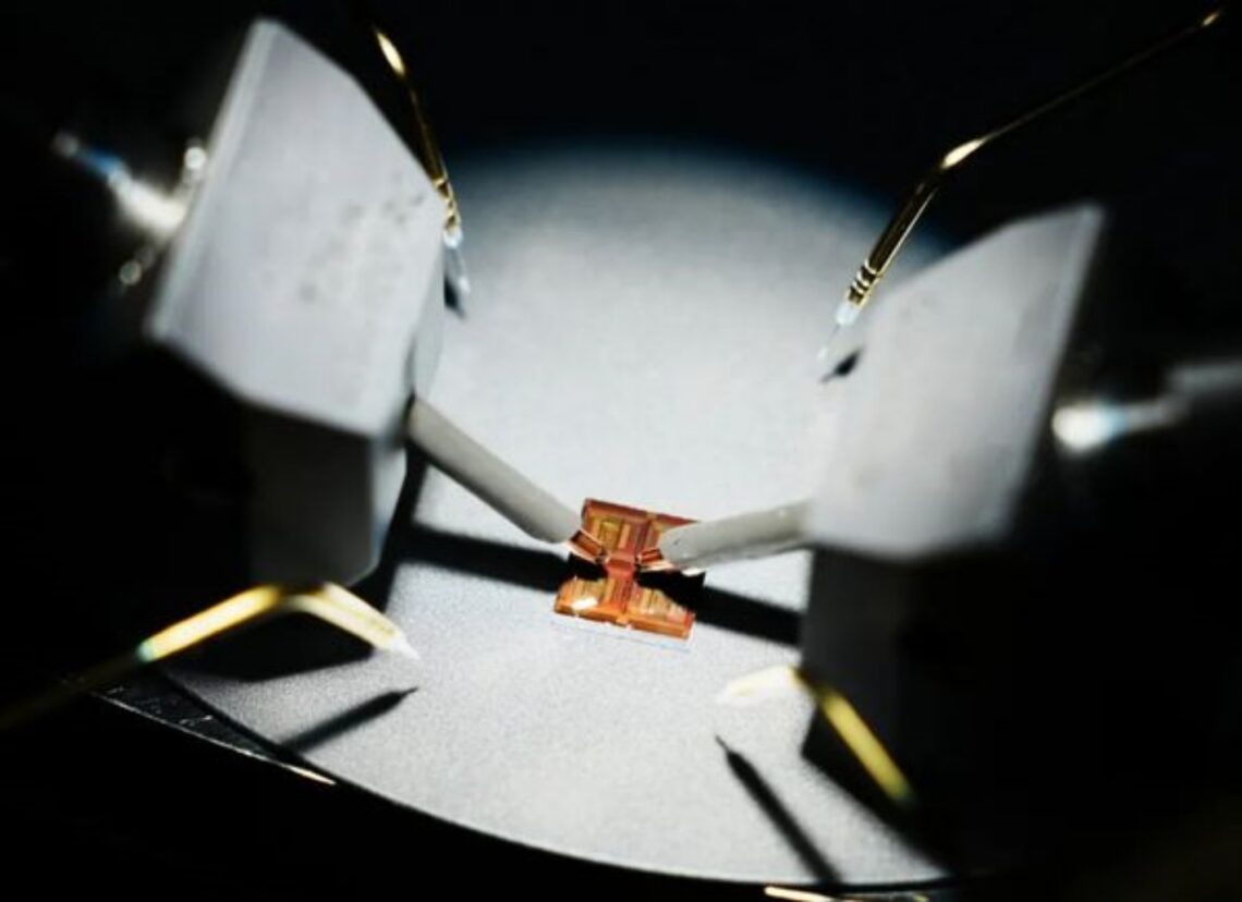 Fudan University develops smallest fastest flash memory device