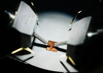 Fudan University develops smallest fastest flash memory device