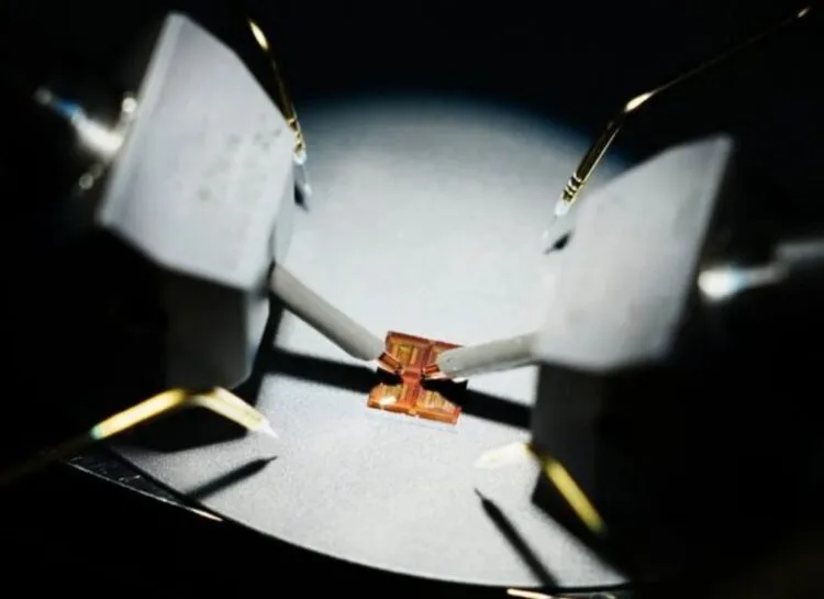 Fudan University develops smallest fastest flash memory device