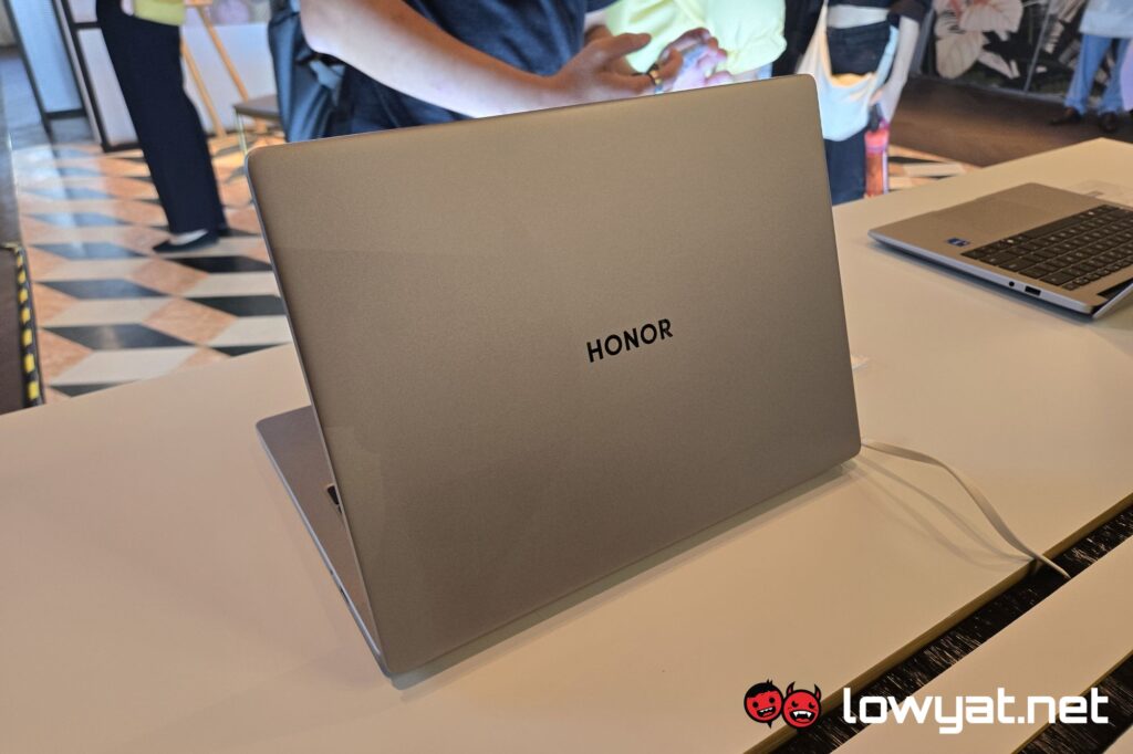 HONOR MagivBook X14 2025 lid