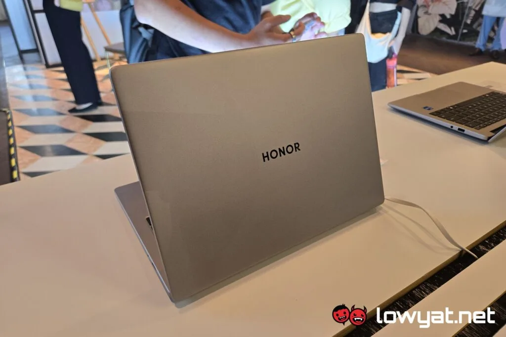 HONOR MagivBook X14 2025 lid