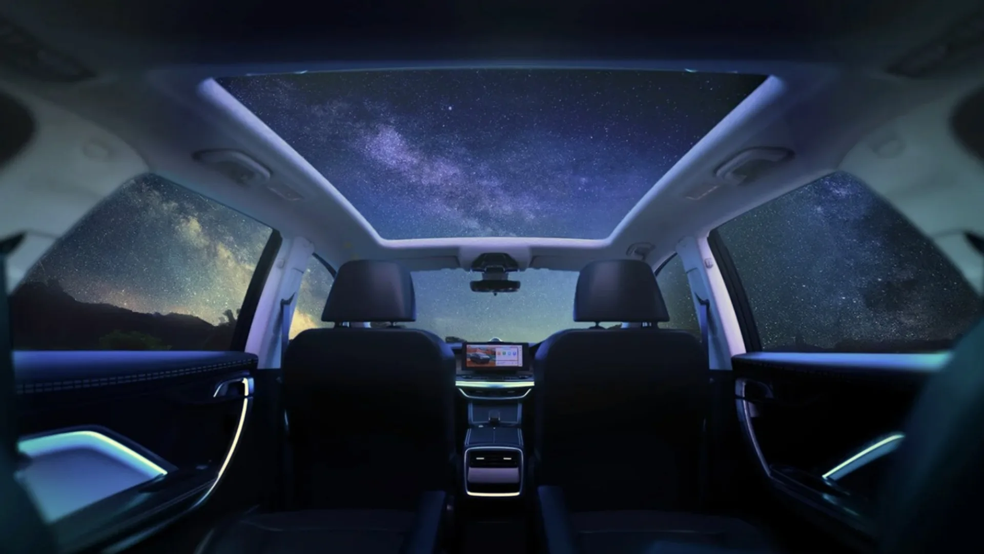 Panoramic roof inside the L8 MPV 