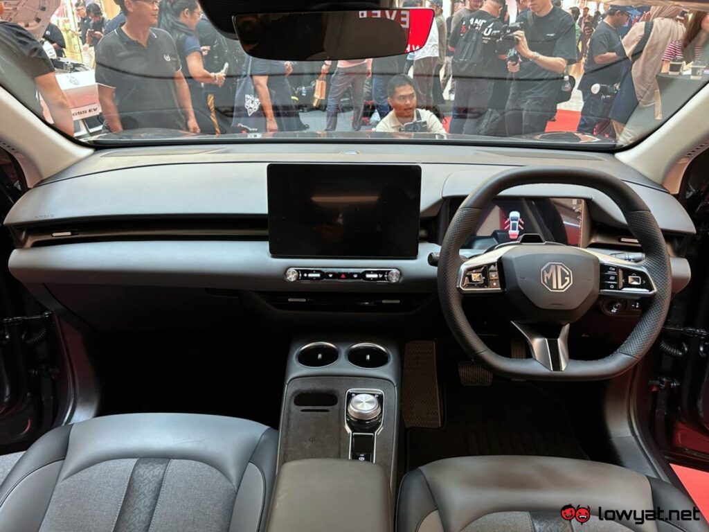 Front interior of the MG S5 SUV