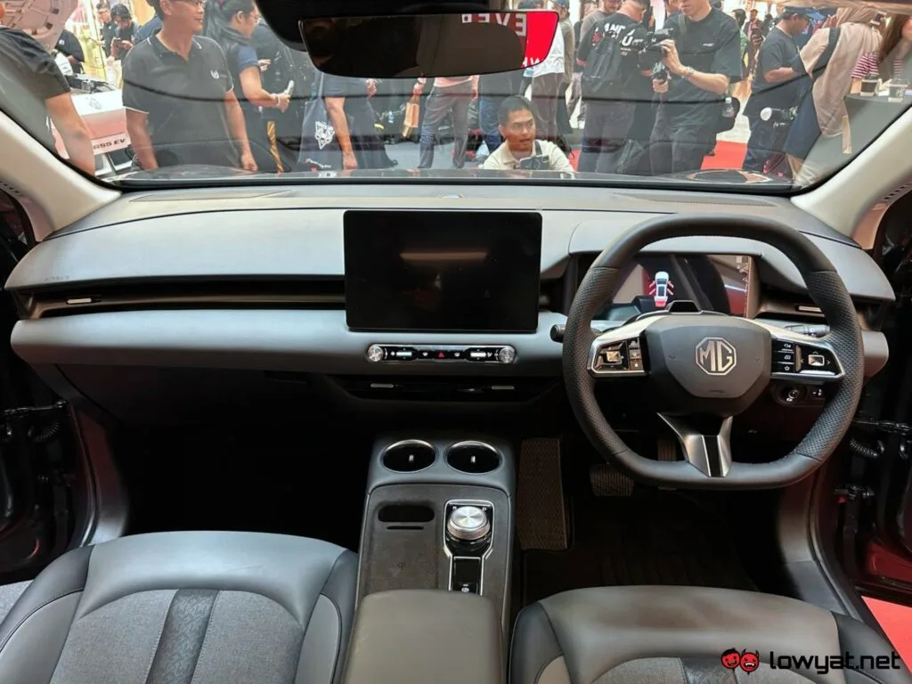 Front interior of the MG S5 SUV
