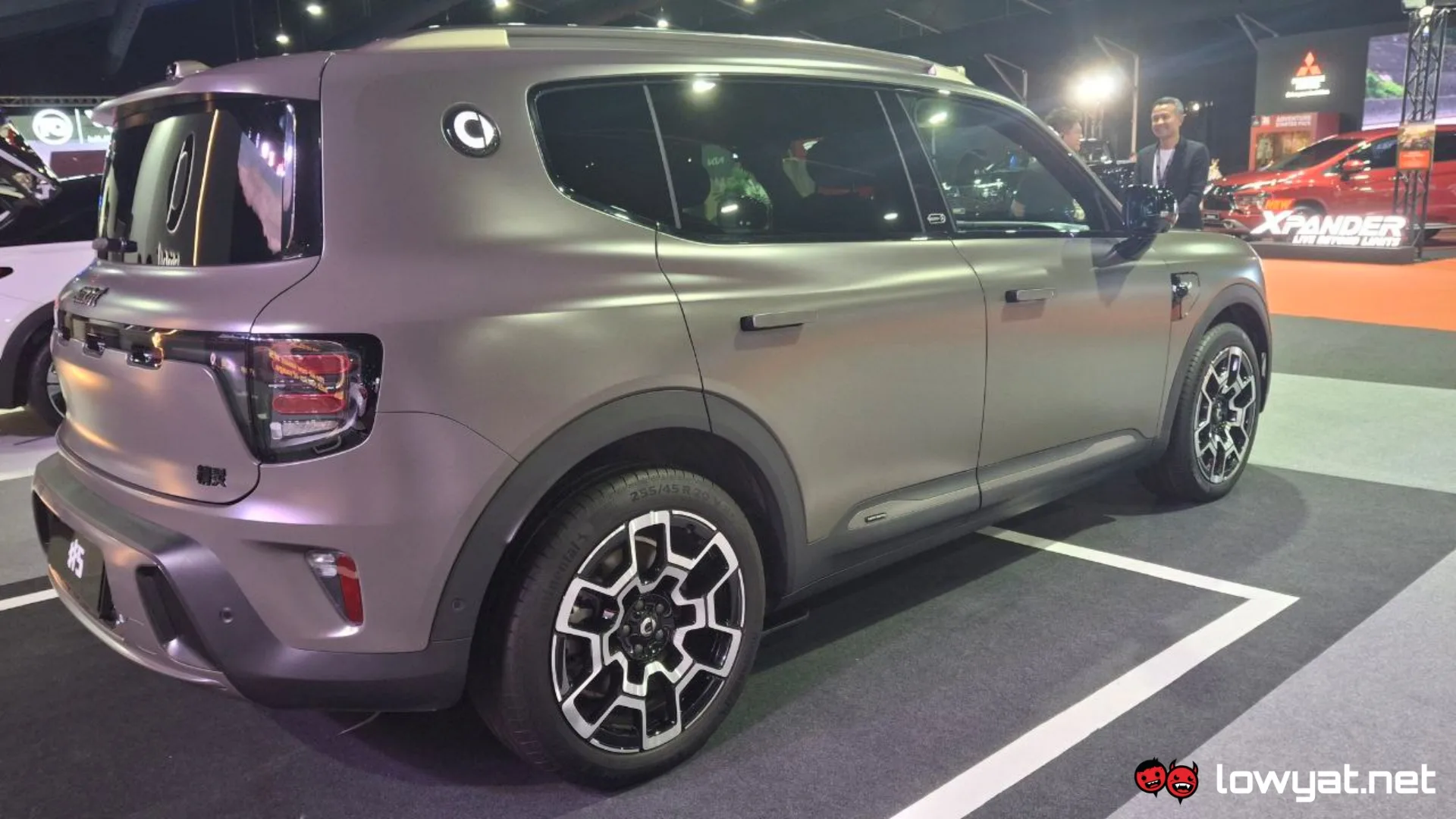 Side view of the Smart #5
