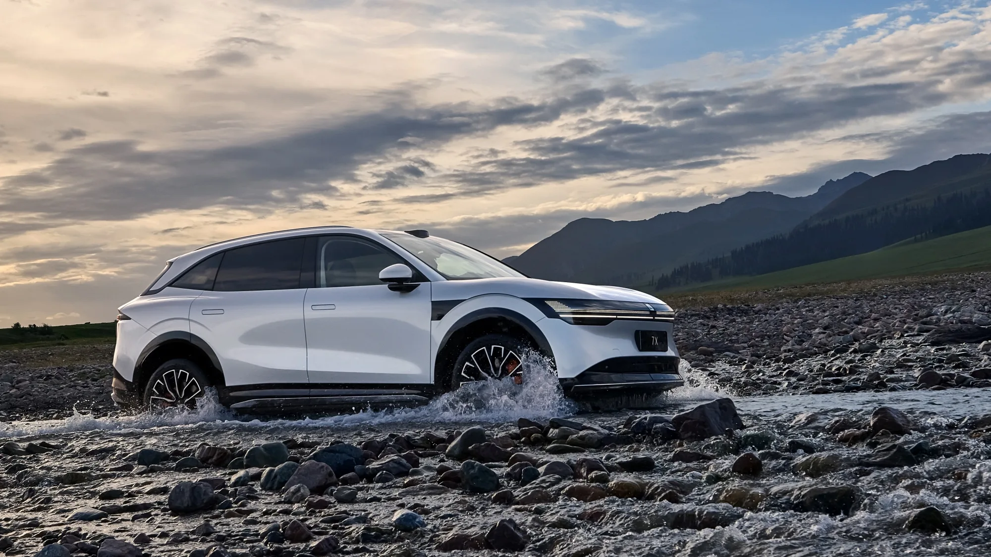lifestyle image of the Zeekr 7X