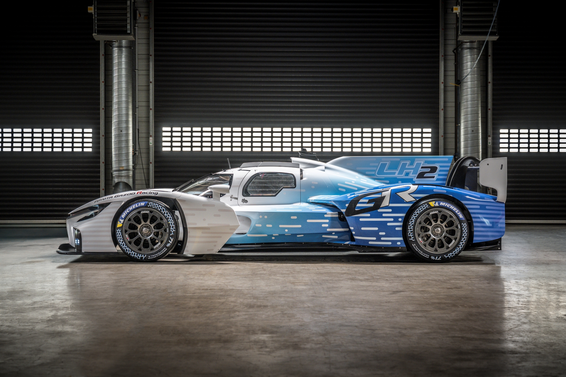 Sideview of the car
