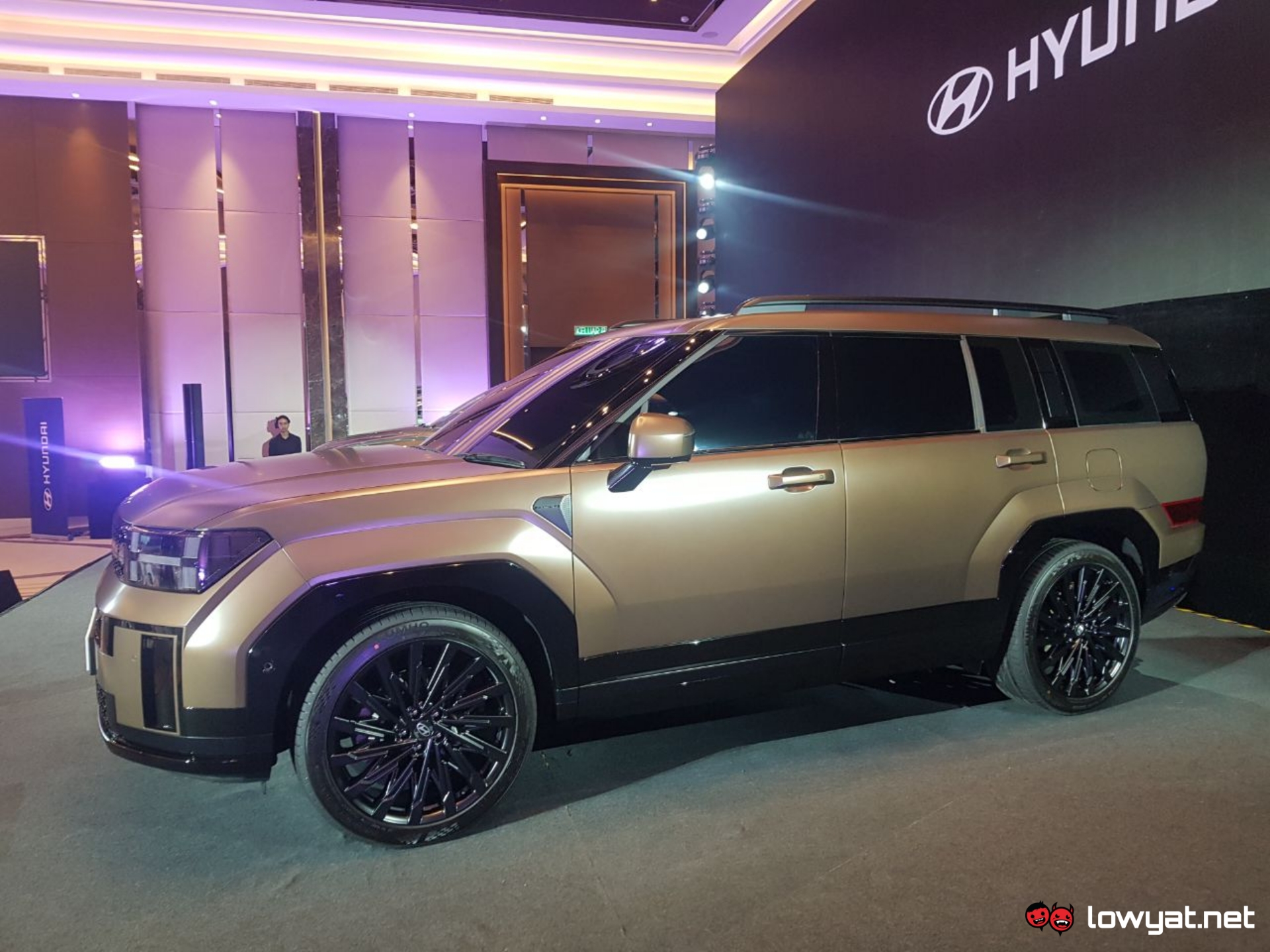 The side view of the Santa Fe