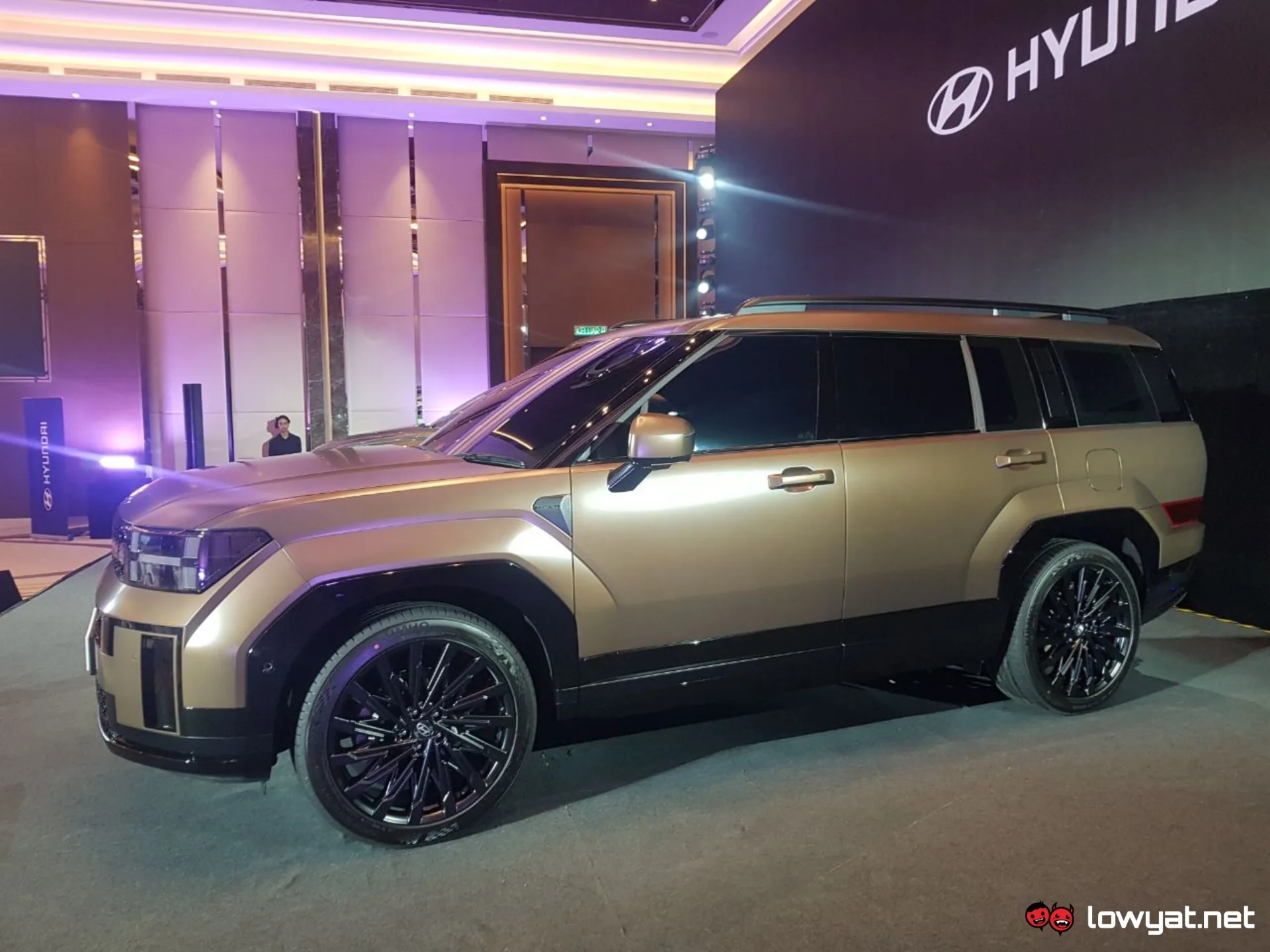 The side view of the Santa Fe
