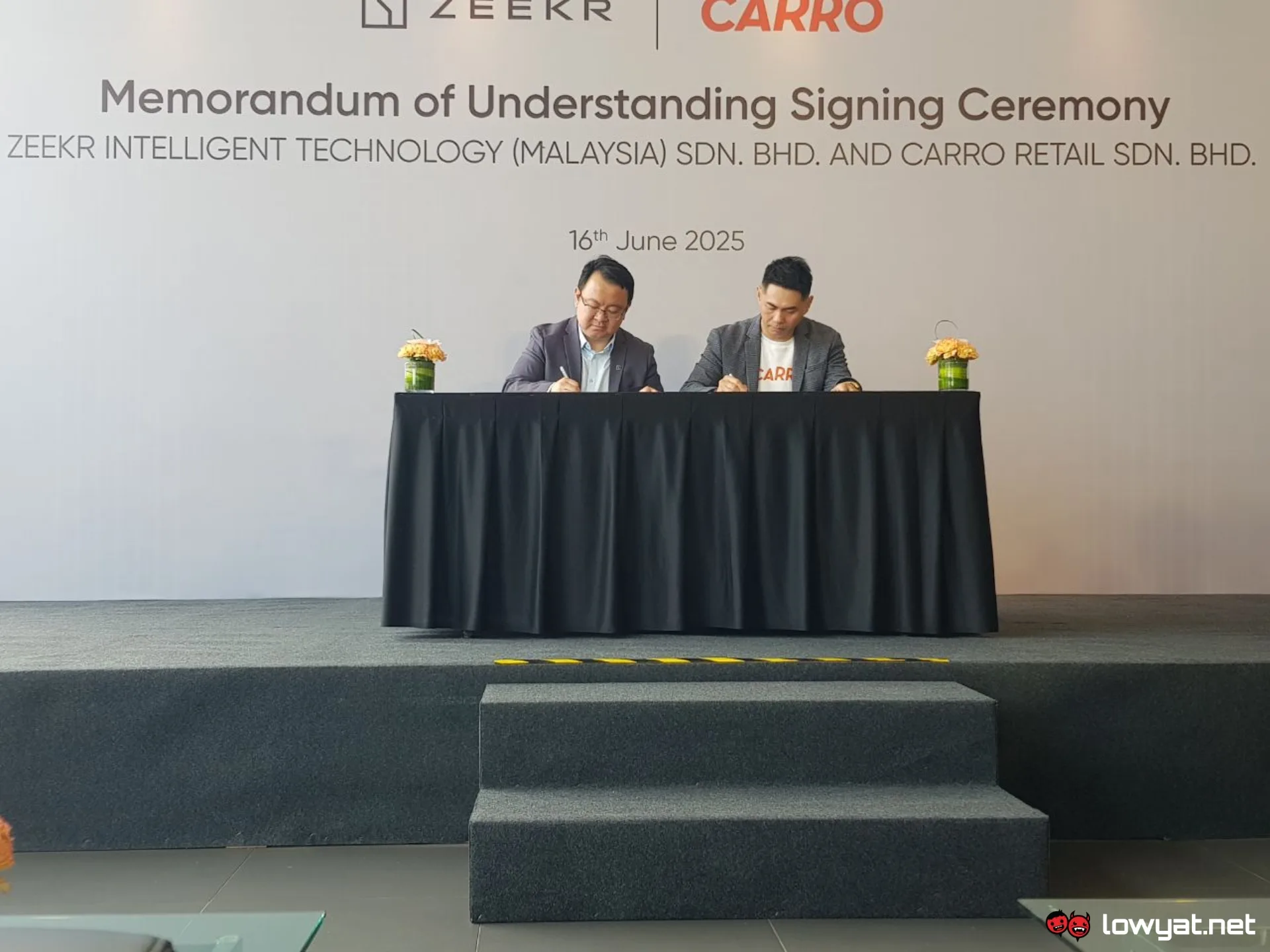 Carro's CFO and Zeekr's Managing Director signing the memorandum