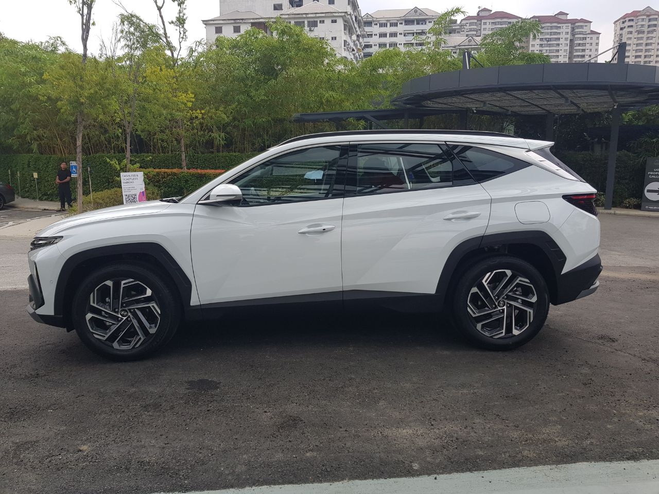 Side profile of the Tucson