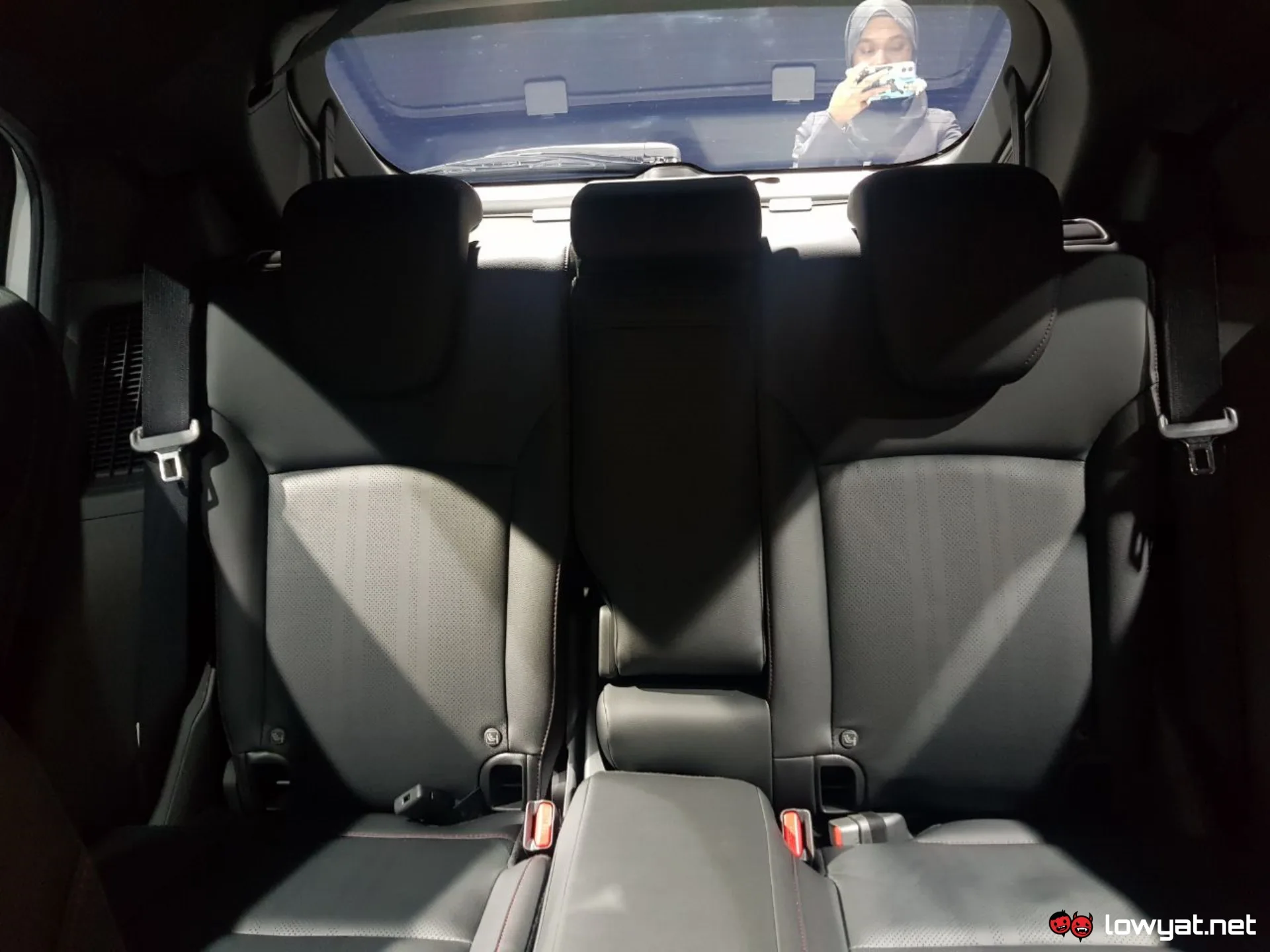 Rear cabin seats