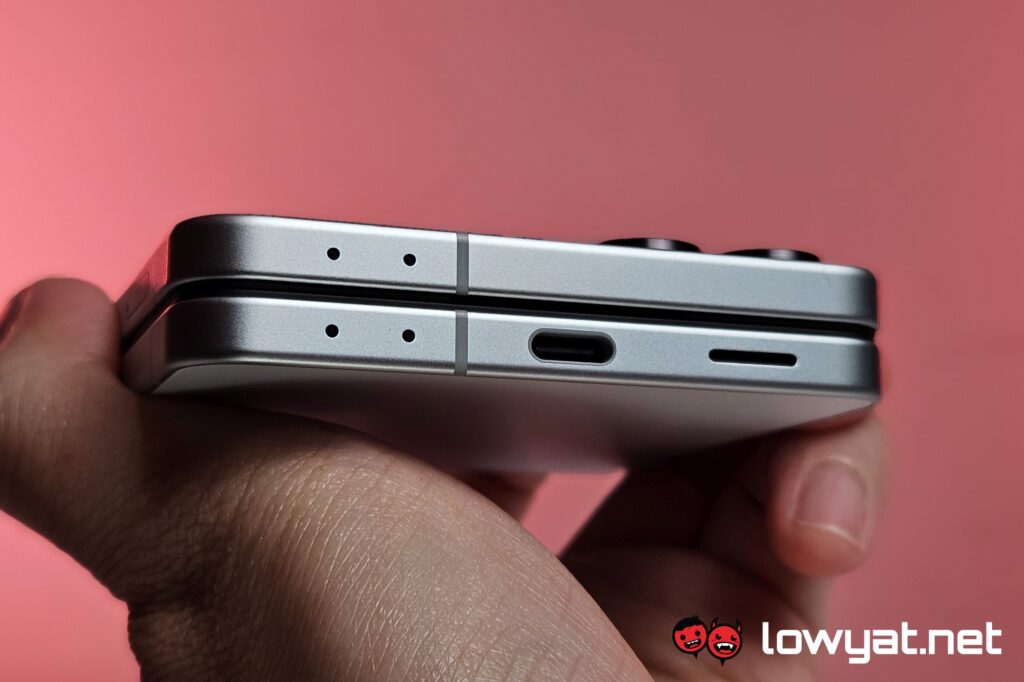 Samsung Galaxy Z Flip7 folded port