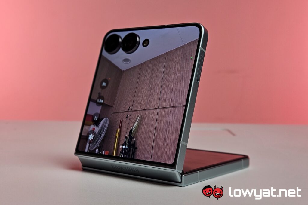 Samsung Galaxy Z Flip7 stand back