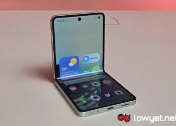 Samsung Galaxy Z Flip7 stand front