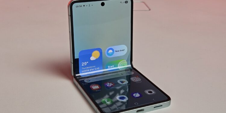 Samsung Galaxy Z Flip7 stand front